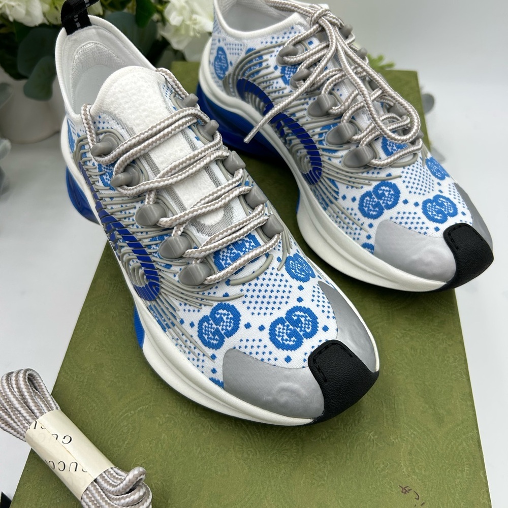 Women's/kids  Gucci run sneakers interlocking G size 5 fits 6 US made in Italy